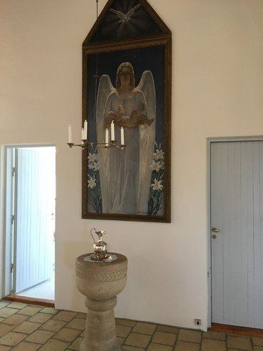Billede af døbefonden og maleriet med englen og det lille barn